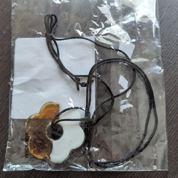 Urban Outfitters Rope necklace with glass oversized flower pendant - Picture 9 of 9